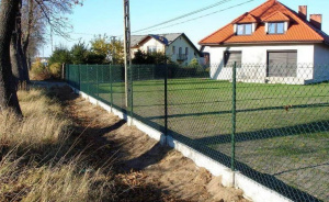 Забор для частного дома из рабицы стандартный